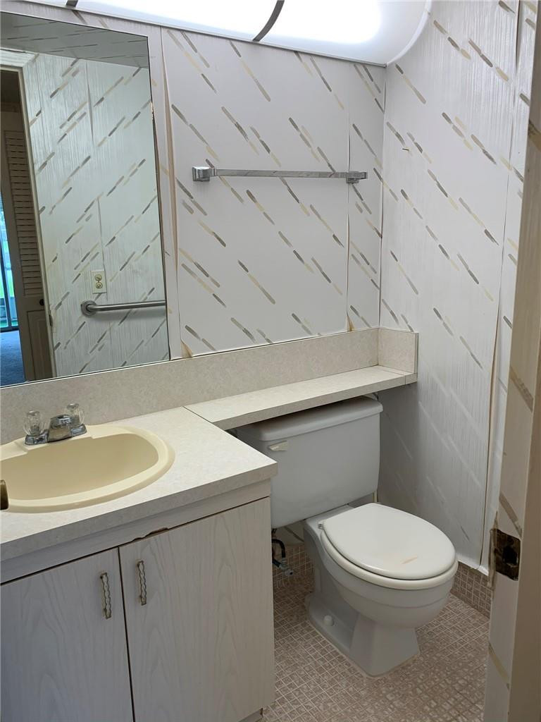 1005 Guildford East, Unit 1005 Boca Raton, FL 33434 - Photo 8 of 20 Half bathroom.