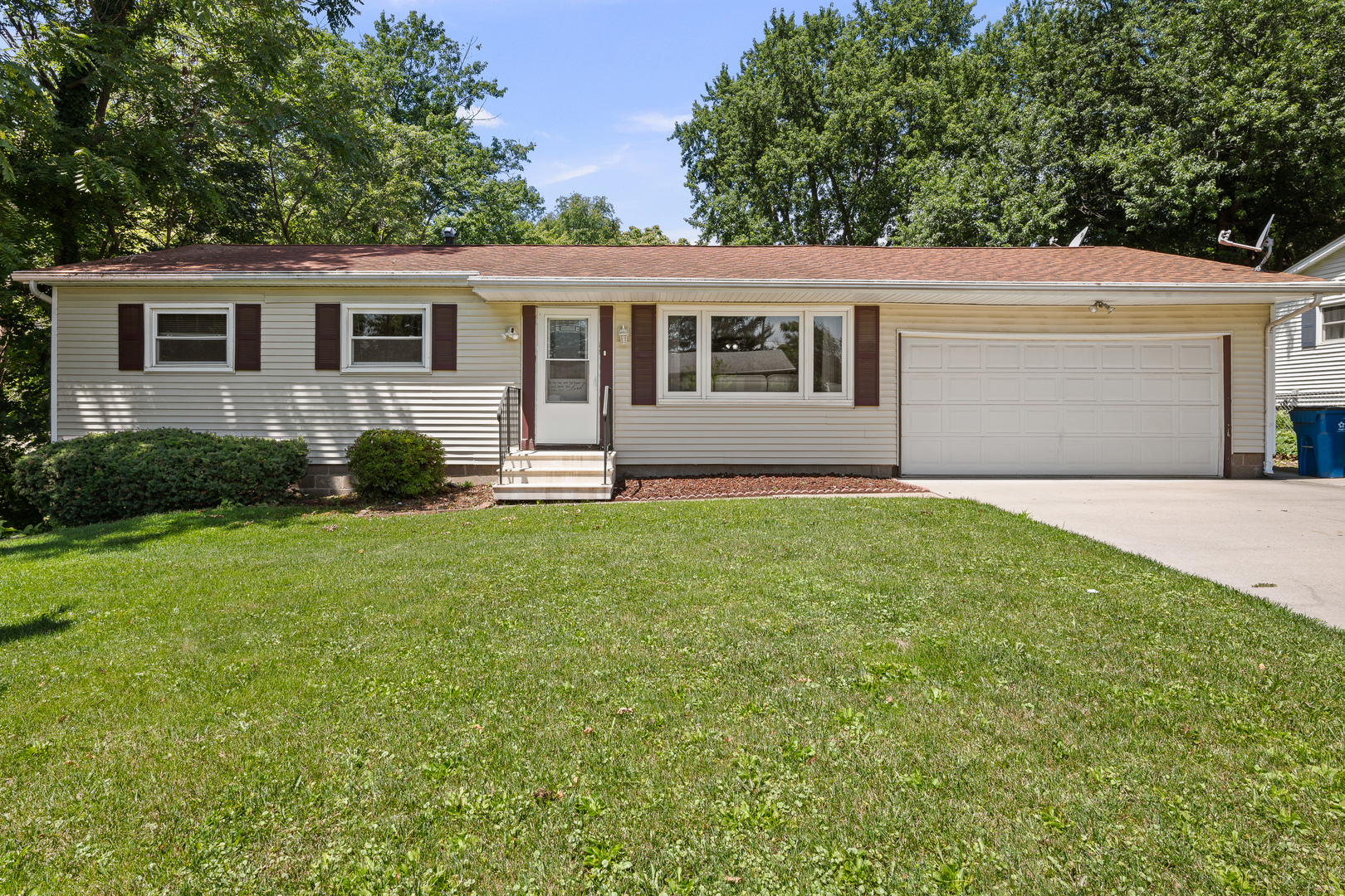 1406 15th Street Silvis, IL 61282 - Photo 1 of 36