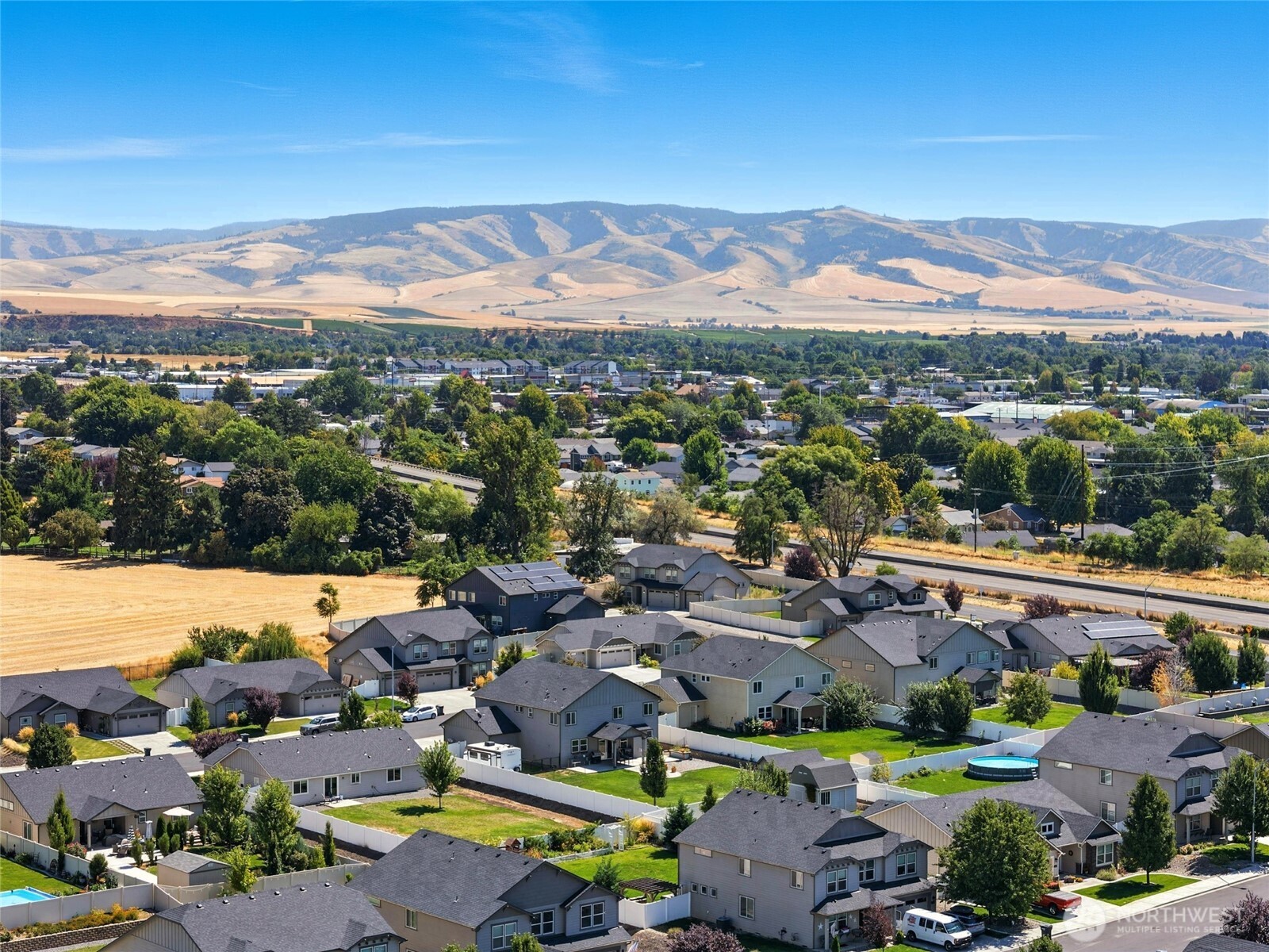 1382 Caprio Loop Walla Walla, WA 99362 - Photo 35 of 36 a view of a city with mountains