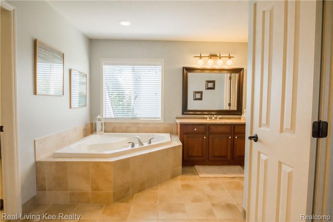 4120 Plum Lane Rochester, MI 48306 - Photo 24 of 49 4120PlumLane-21 Master bath.jpg
