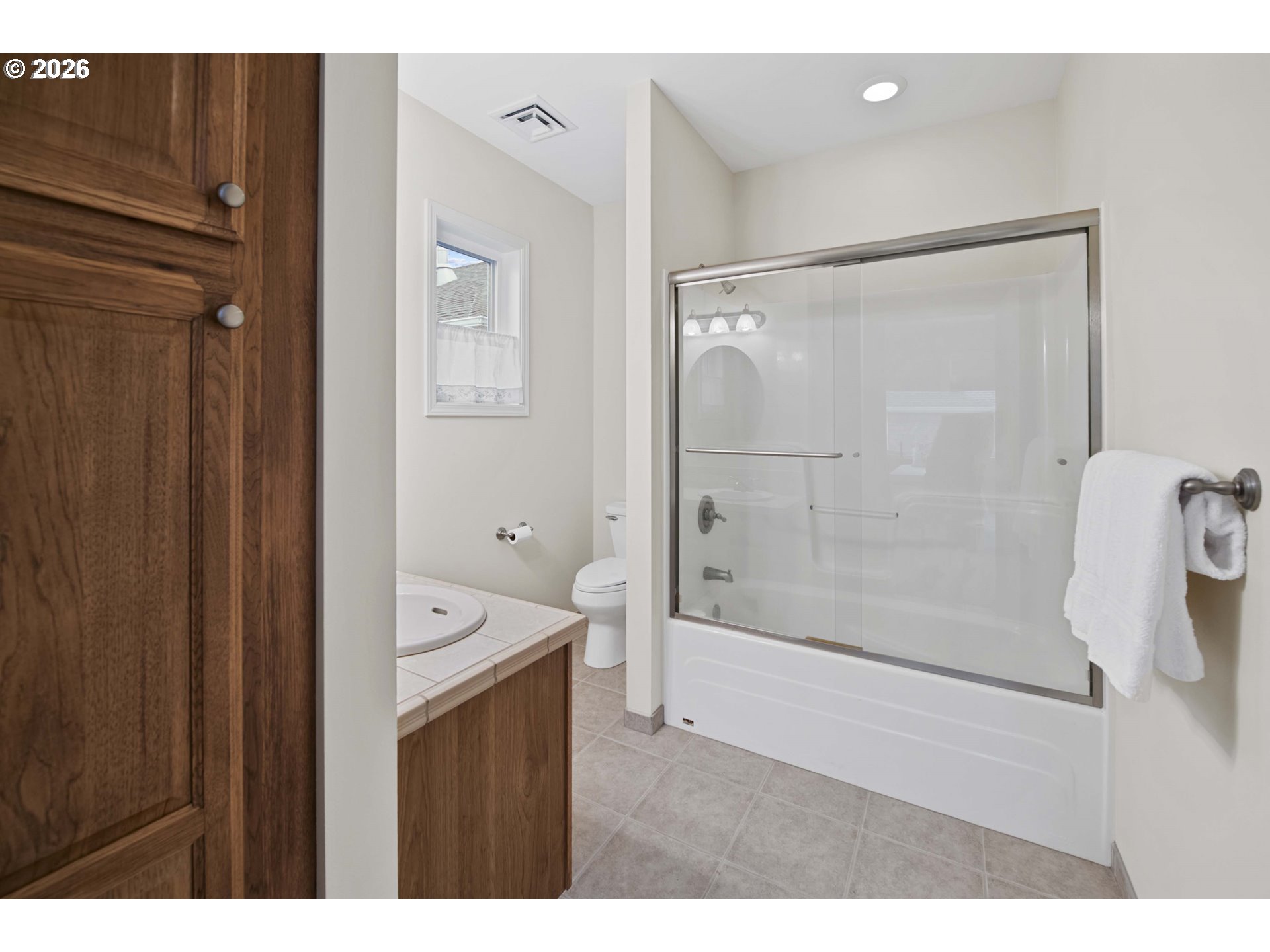 230 Round House Road Astoria, OR 97103 - Photo 33 of 43 a bathroom with a bathtub shower sink and mirror