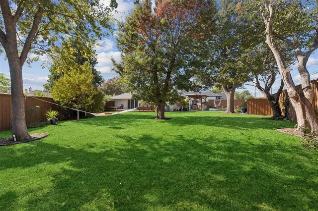 a view of a house with backyard