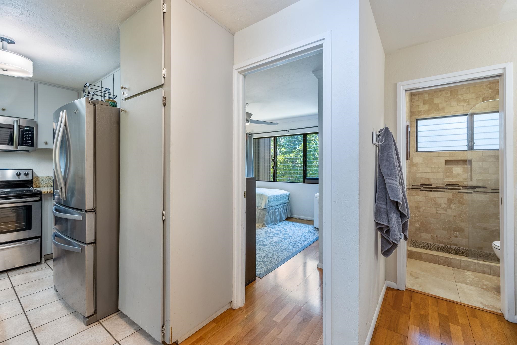 777 South Kihei Road, Unit 221G Kihei, HI 96753 - Photo 16 of 50 a bathroom with a shower and a tub