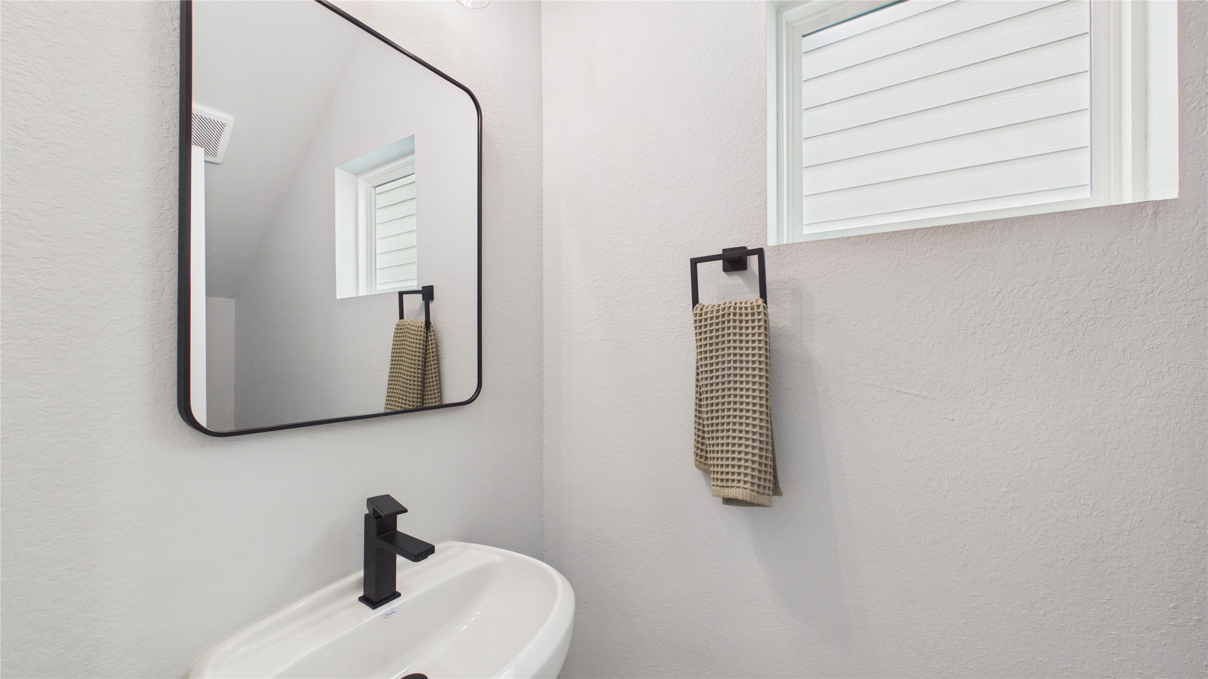 3748 Corder Street Houston, TX 77021 - Photo 11 of 31 Downstairs half bath