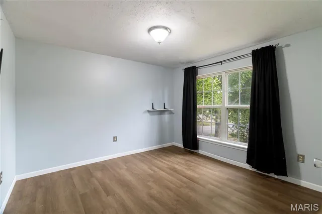 $220,000 | 300 Valley Place, De Soto, MO 63020