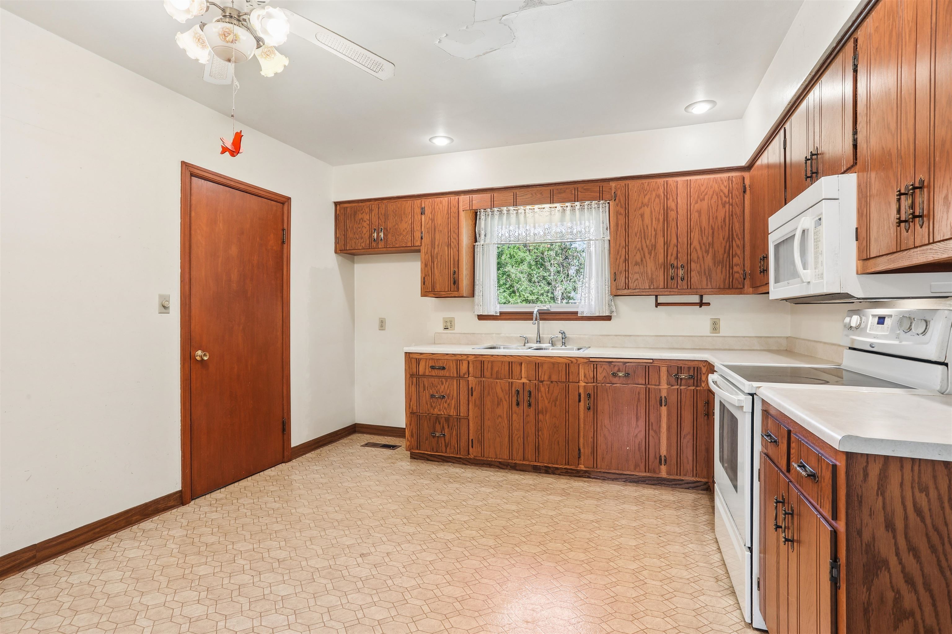 1124 Wisconsin Court Appleton, WI 54911 - Photo 5 of 15