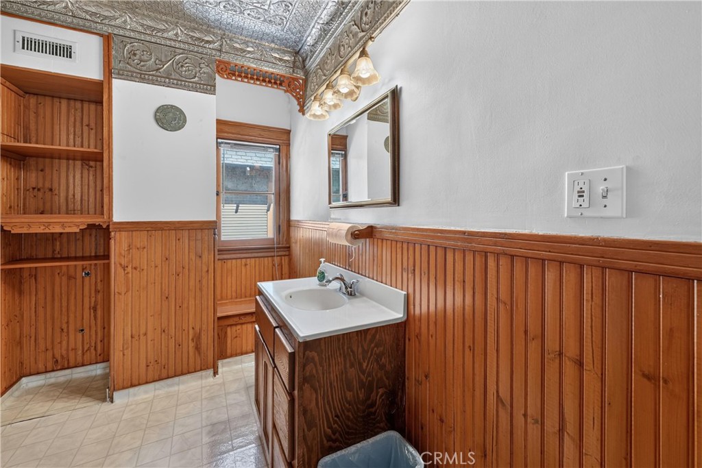 3875 11th Street Riverside, CA 92501 - Photo 47 of 58 Upstairs bathroom