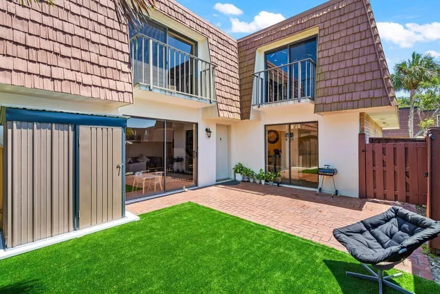 a view of a house with backyard and porch