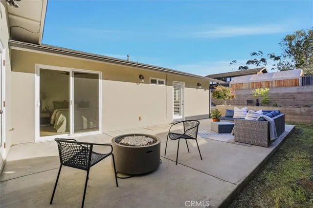 a view of a livingroom with furniture