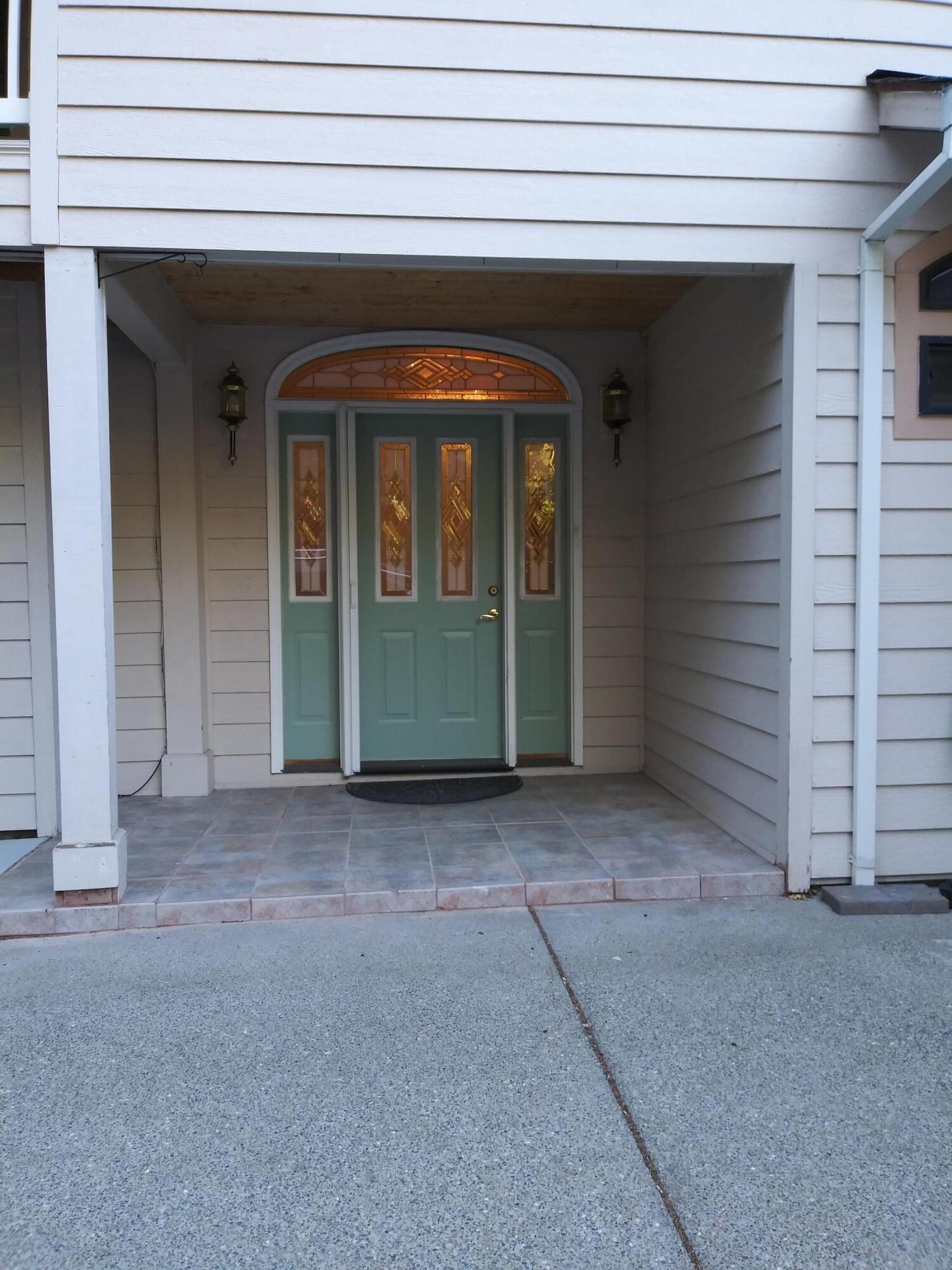1004 Peco Road Grants Pass, OR 97526 - Photo 2 of 47 Front door - lighted