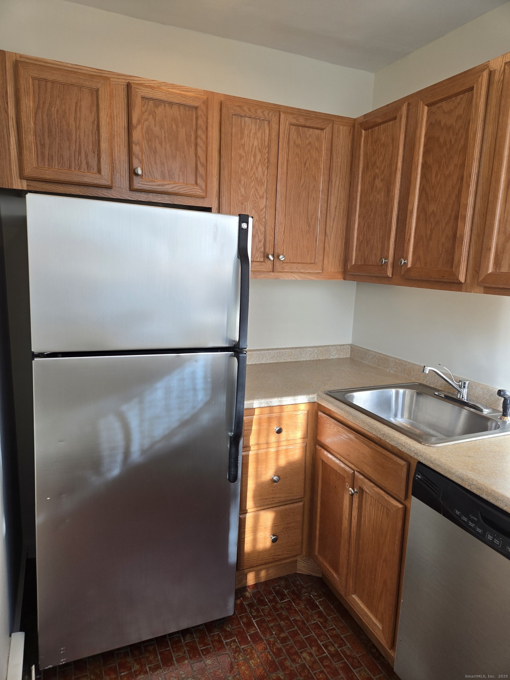 188 Cold Spring Street, Unit 4 New Haven, CT 06511 - Photo 8 of 18 a kitchen with a refrigerator and a sink