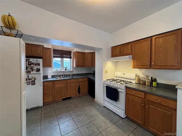 $3,000 | 11 West Bridge Street, Unit REAR, Saugerties, NY 12477