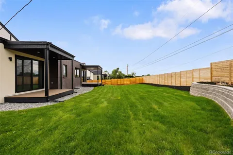 a view of yard with green space