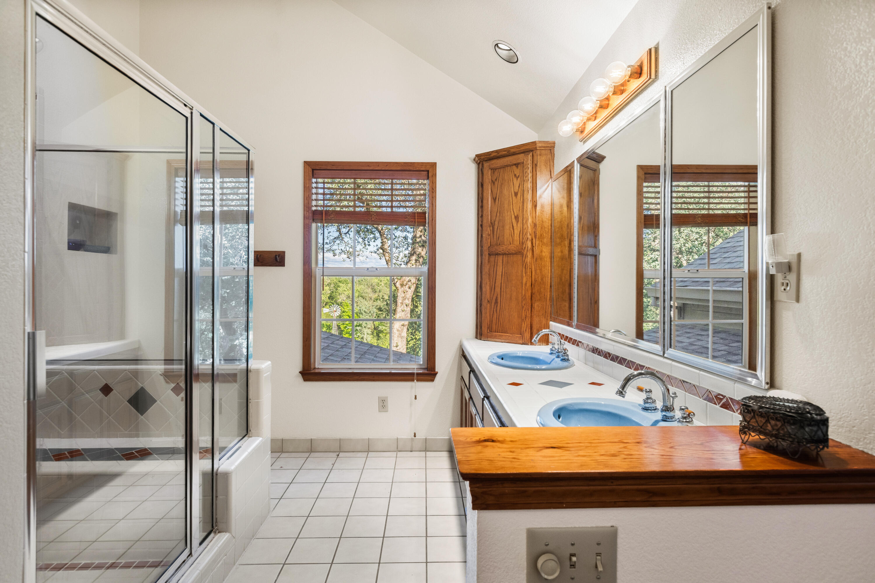 8972 Maynard Road Palo Cedro, CA 96073 - Photo 30 of 54 Primary Bathroom