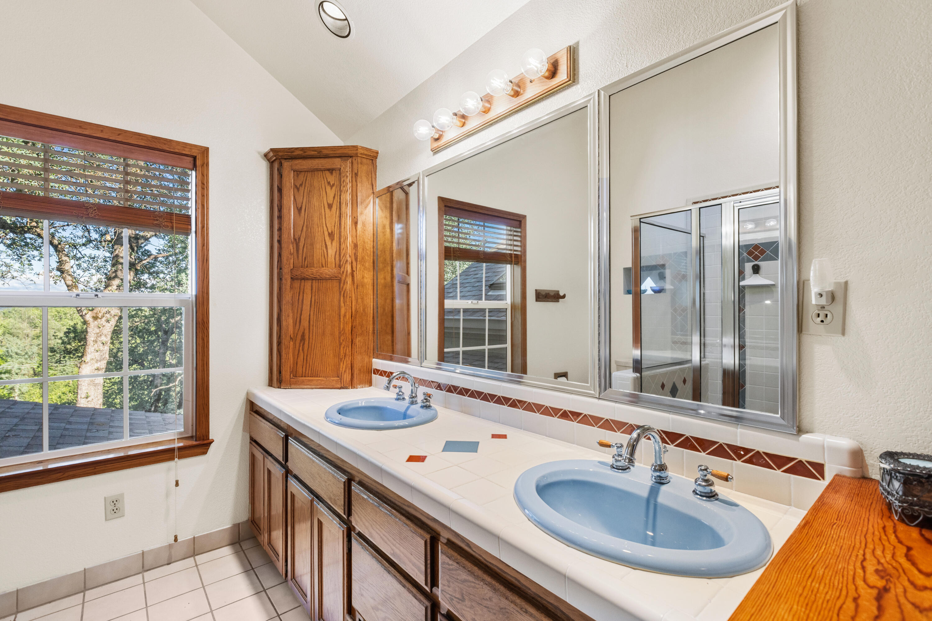 8972 Maynard Road Palo Cedro, CA 96073 - Photo 31 of 54 Primary Bathroom