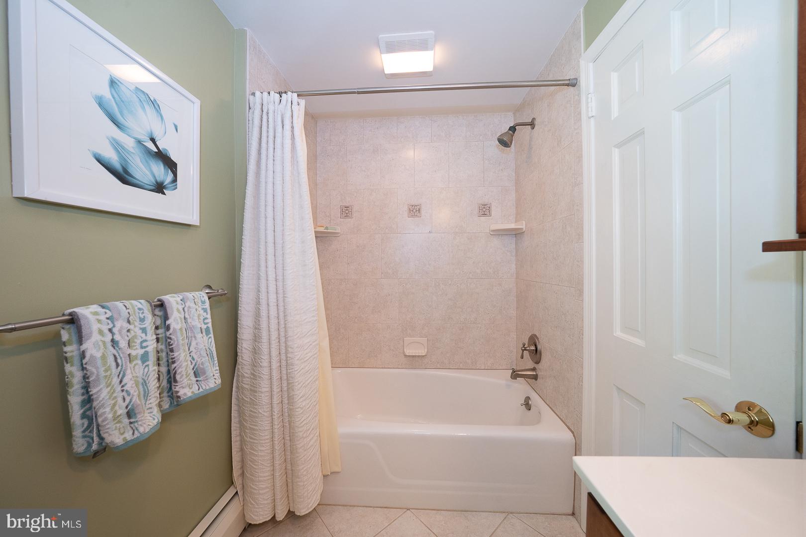 127 Kynlyn Road Wayne, PA 19087 - Photo 36 of 55 Renovated hall bathroom ceramic tile tub/shower