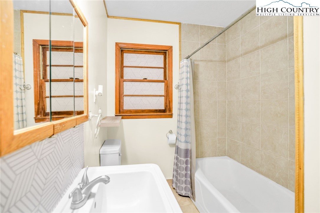 117 Andrews Ridge Road Sparta, NC 28675 - Photo 22 of 50 a bathroom with a bathtub and window