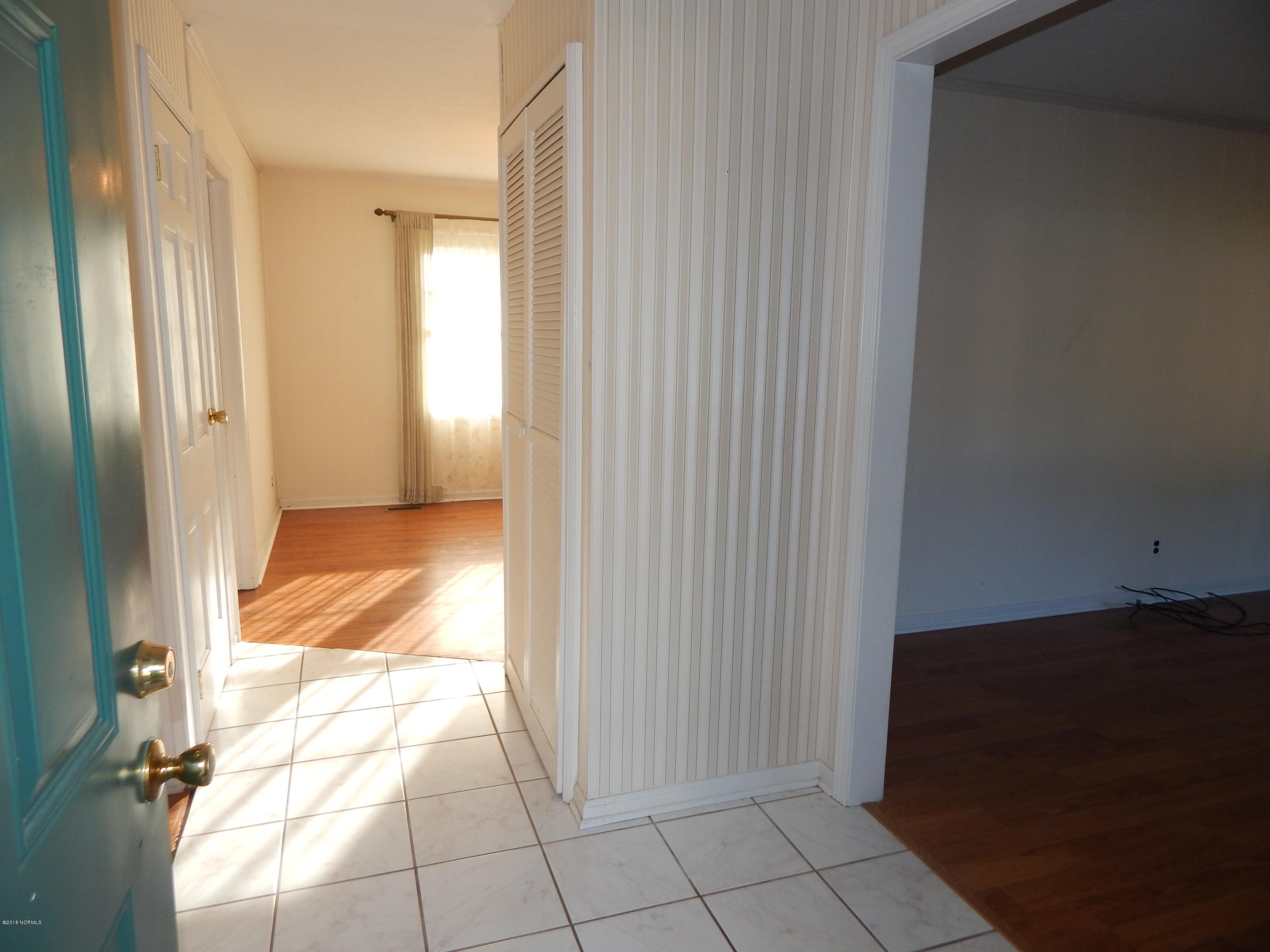 202 Snead Road New Bern, NC 28560 - Photo 4 of 37 Foyer