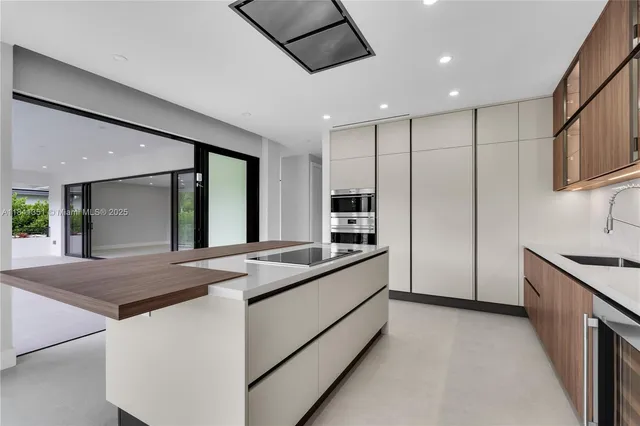 $6,655,000 | 285 Woodcrest Road, Key Biscayne, FL 33149