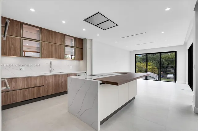 $6,655,000 | 285 Woodcrest Road, Key Biscayne, FL 33149