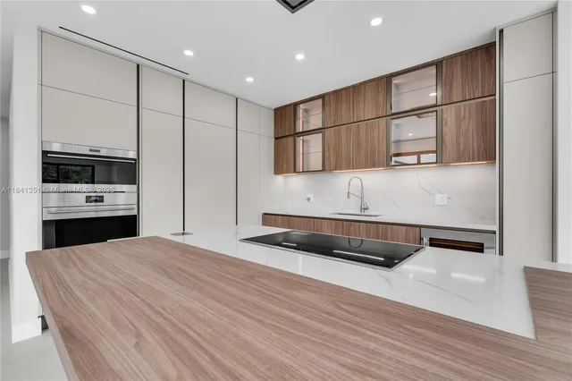 $6,655,000 | 285 Woodcrest Road, Key Biscayne, FL 33149