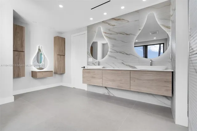 $6,655,000 | 285 Woodcrest Road, Key Biscayne, FL 33149