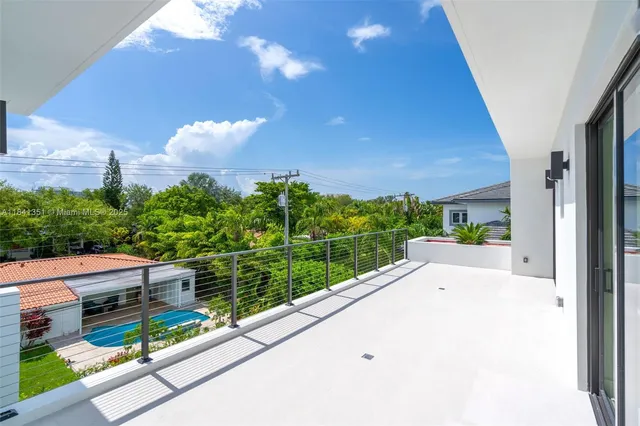 $6,655,000 | 285 Woodcrest Road, Key Biscayne, FL 33149