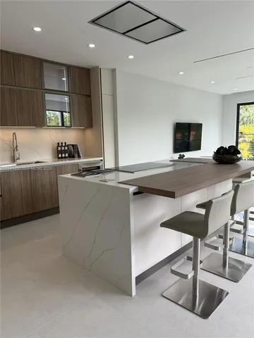 $6,655,000 | 285 Woodcrest Road, Key Biscayne, FL 33149