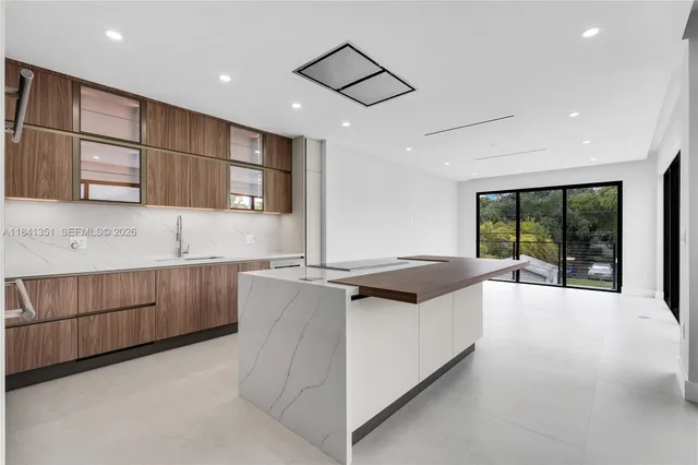 $6,655,000 | 285 Woodcrest Road, Key Biscayne, FL 33149