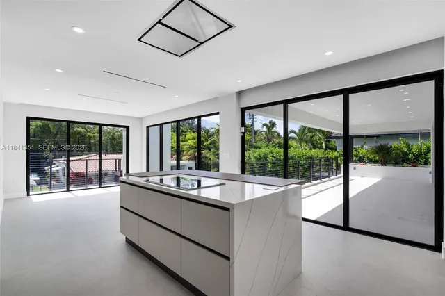 $6,655,000 | 285 Woodcrest Road, Key Biscayne, FL 33149