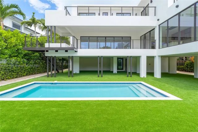 $6,655,000 | 285 Woodcrest Road, Key Biscayne, FL 33149