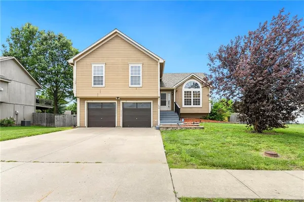 $330,000 | 644 Southeast Jonathon Avenue, Lee's Summit, MO 64063