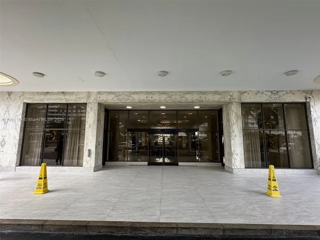 $829,000 | 5600 Collins Avenue, Unit 9E, Miami Beach, FL 33140