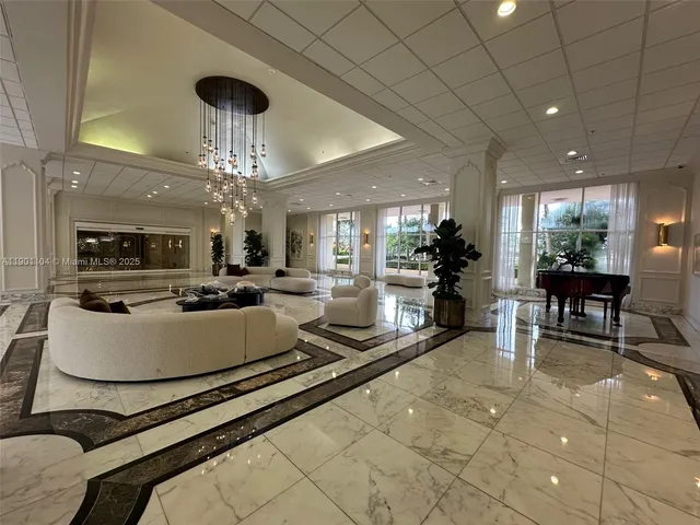 $829,000 | 5600 Collins Avenue, Unit 9E, Miami Beach, FL 33140