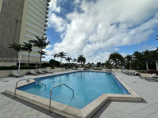 $829,000 | 5600 Collins Avenue, Unit 9E, Miami Beach, FL 33140