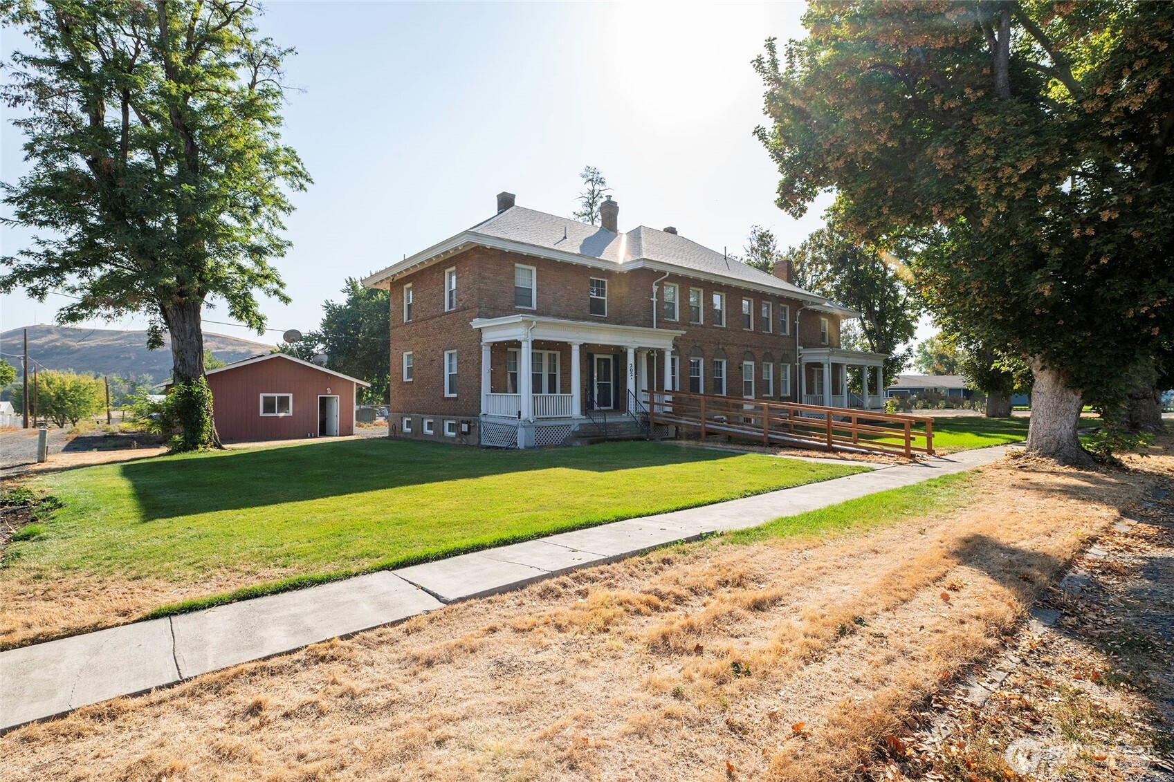 202 West 1st Street Prescott, WA 99348 - Photo 2 of 40 a front view of a house with swimming pool and a yard