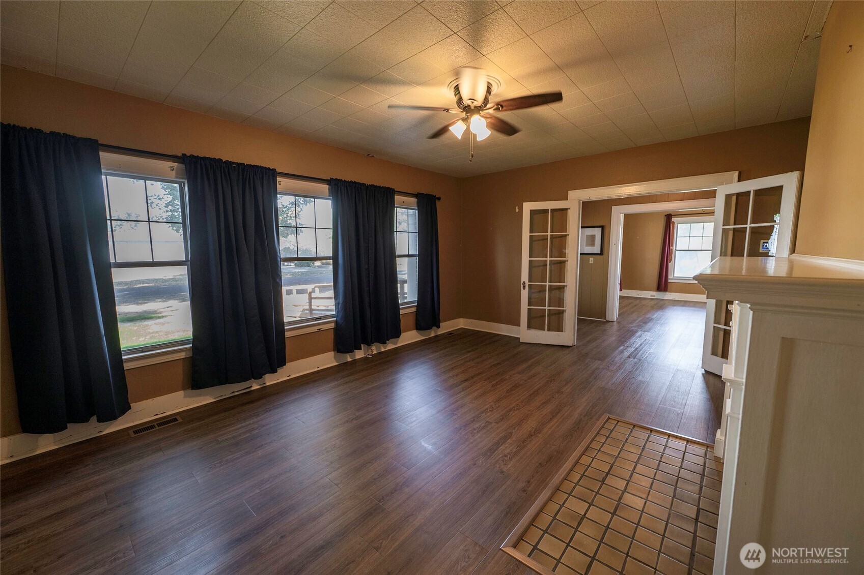 202 West 1st Street Prescott, WA 99348 - Photo 10 of 40 a view of an empty room with wooden floor and a window