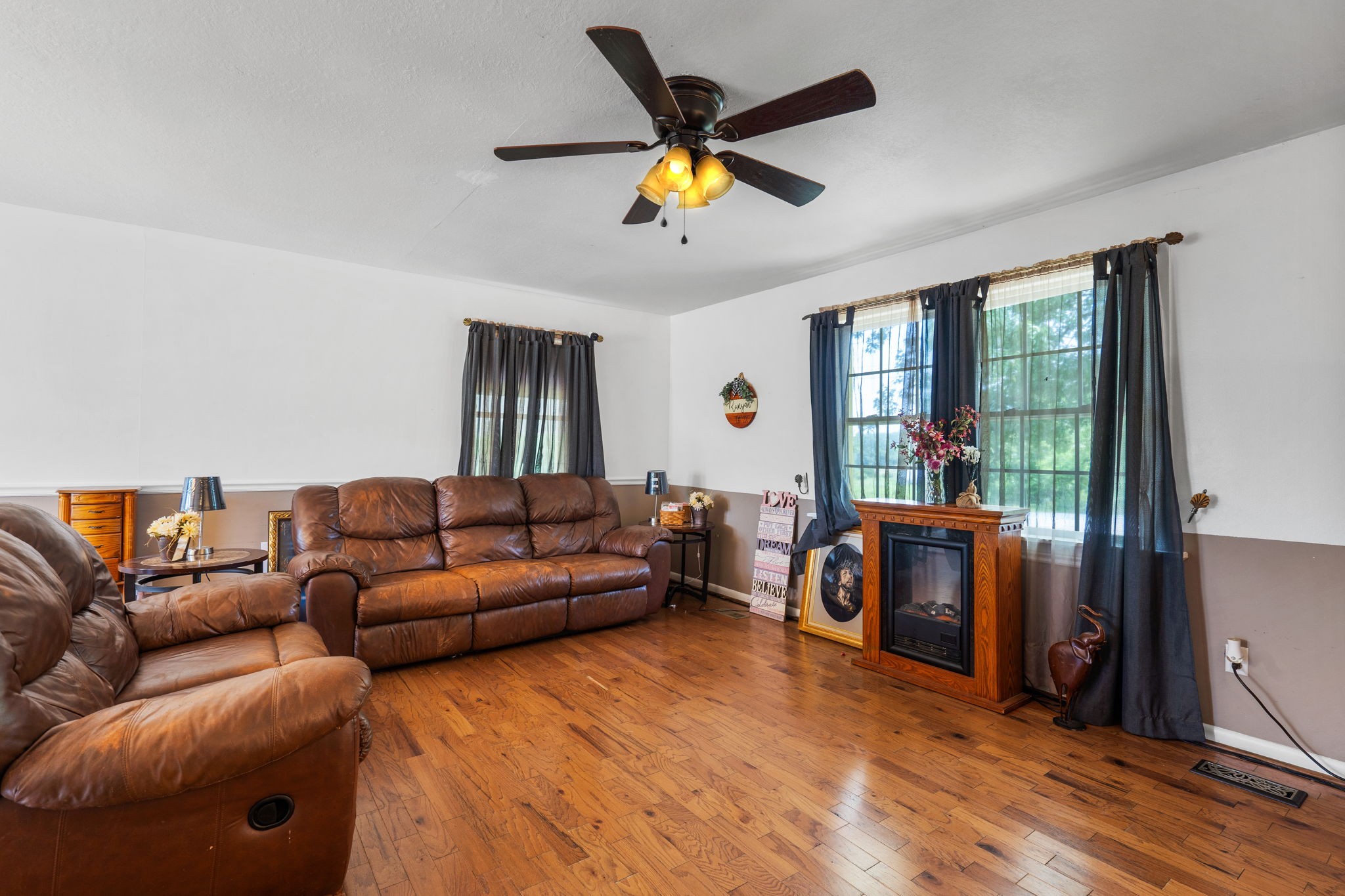 277 Harrison Road Spring City, TN 37381 - Photo 12 of 36 a living room with furniture and a window