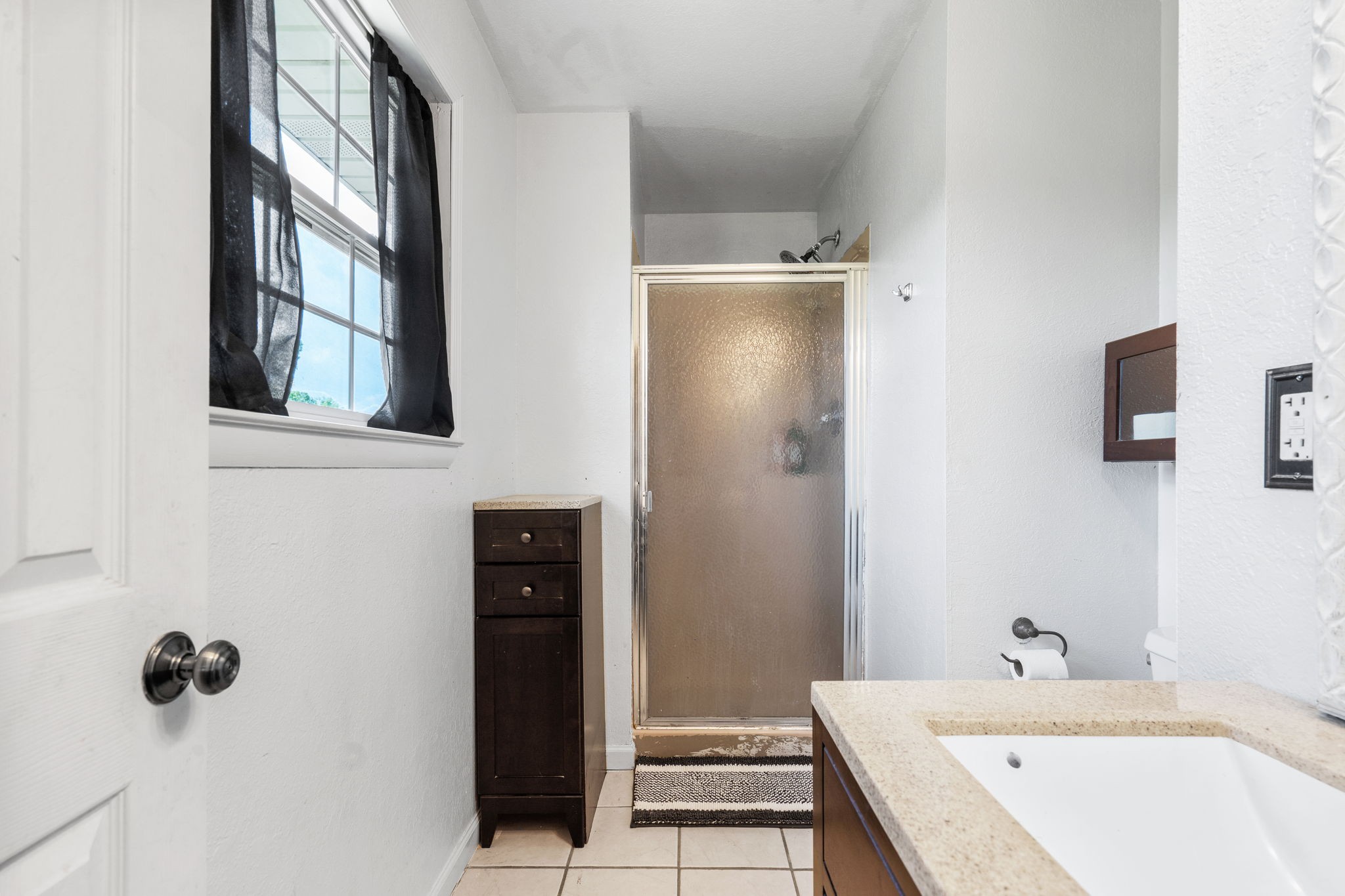 277 Harrison Road Spring City, TN 37381 - Photo 22 of 36 a bathroom with a tub sink and mirror