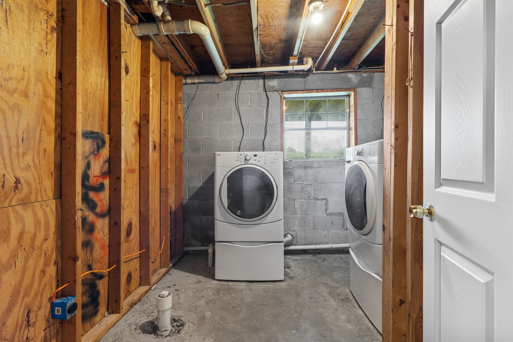 277 Harrison Road Spring City, TN 37381 - Photo 35 of 36 a utility room with dryer and washer