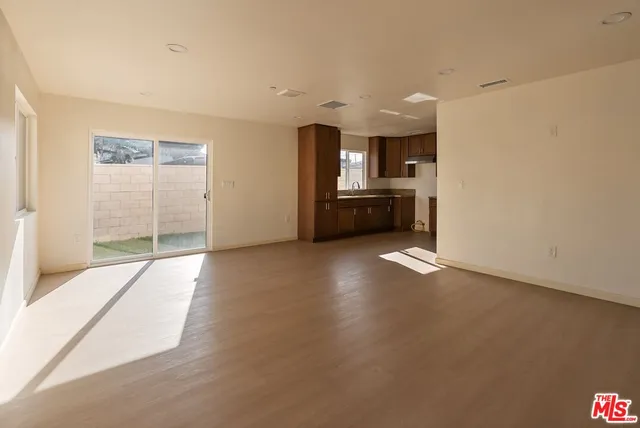 a view of livingroom with furniture