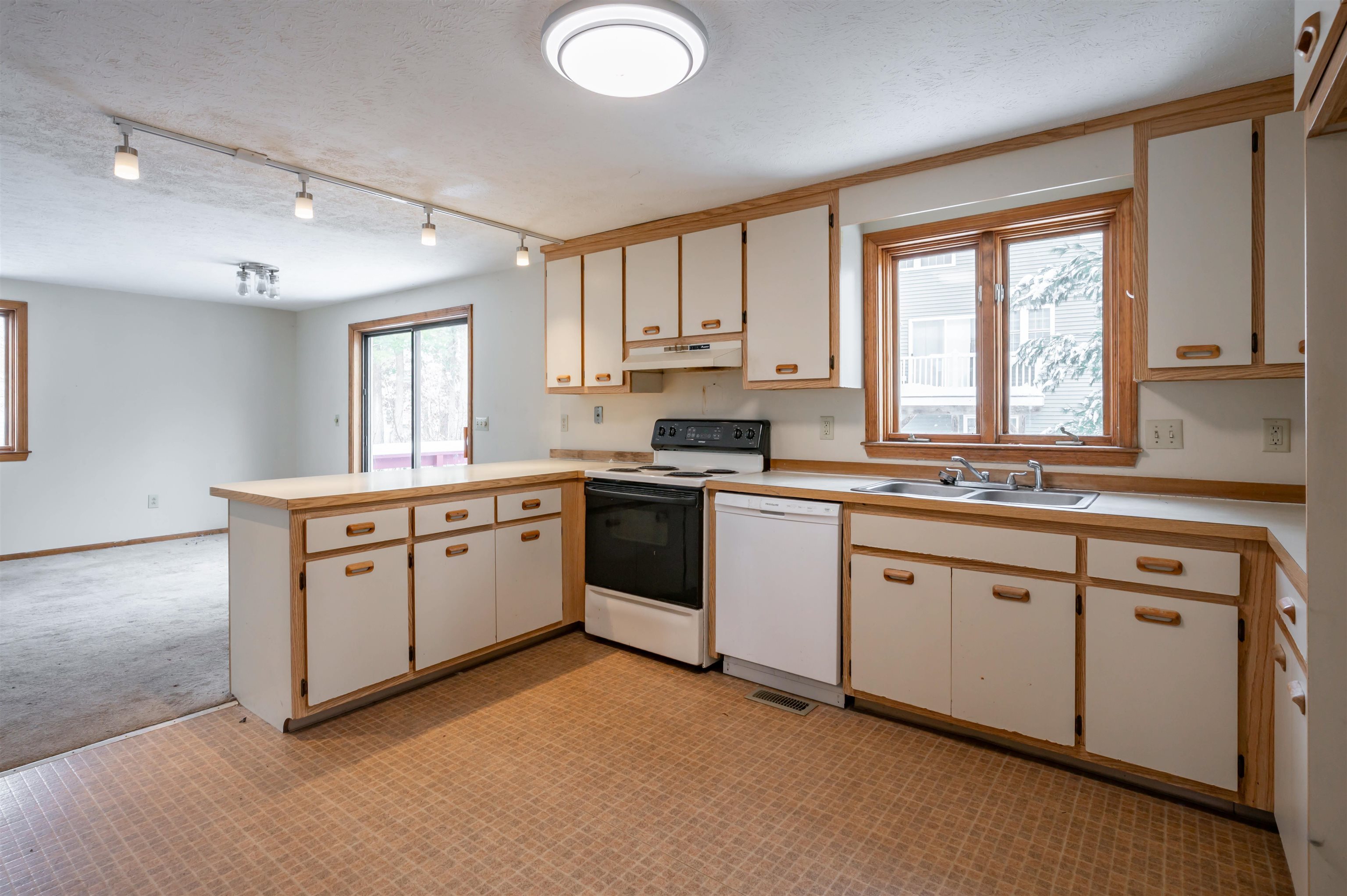 11 Norma Drive Nashua, NH 03062 - Photo 4 of 16