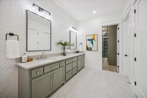 $10,500 | 431 West 30th Street, Houston, TX 77018