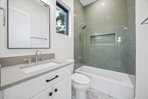 $10,500 | 431 West 30th Street, Houston, TX 77018