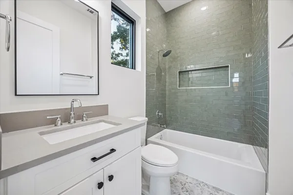 $10,500 | 431 West 30th Street, Houston, TX 77018