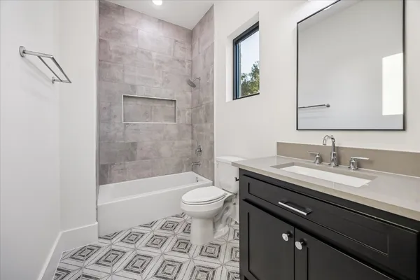$10,500 | 431 West 30th Street, Houston, TX 77018