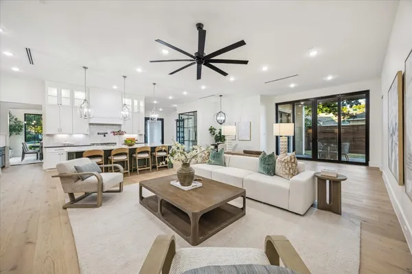 $10,500 | 431 West 30th Street, Houston, TX 77018