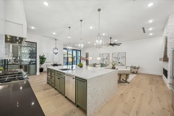 $10,500 | 431 West 30th Street, Houston, TX 77018