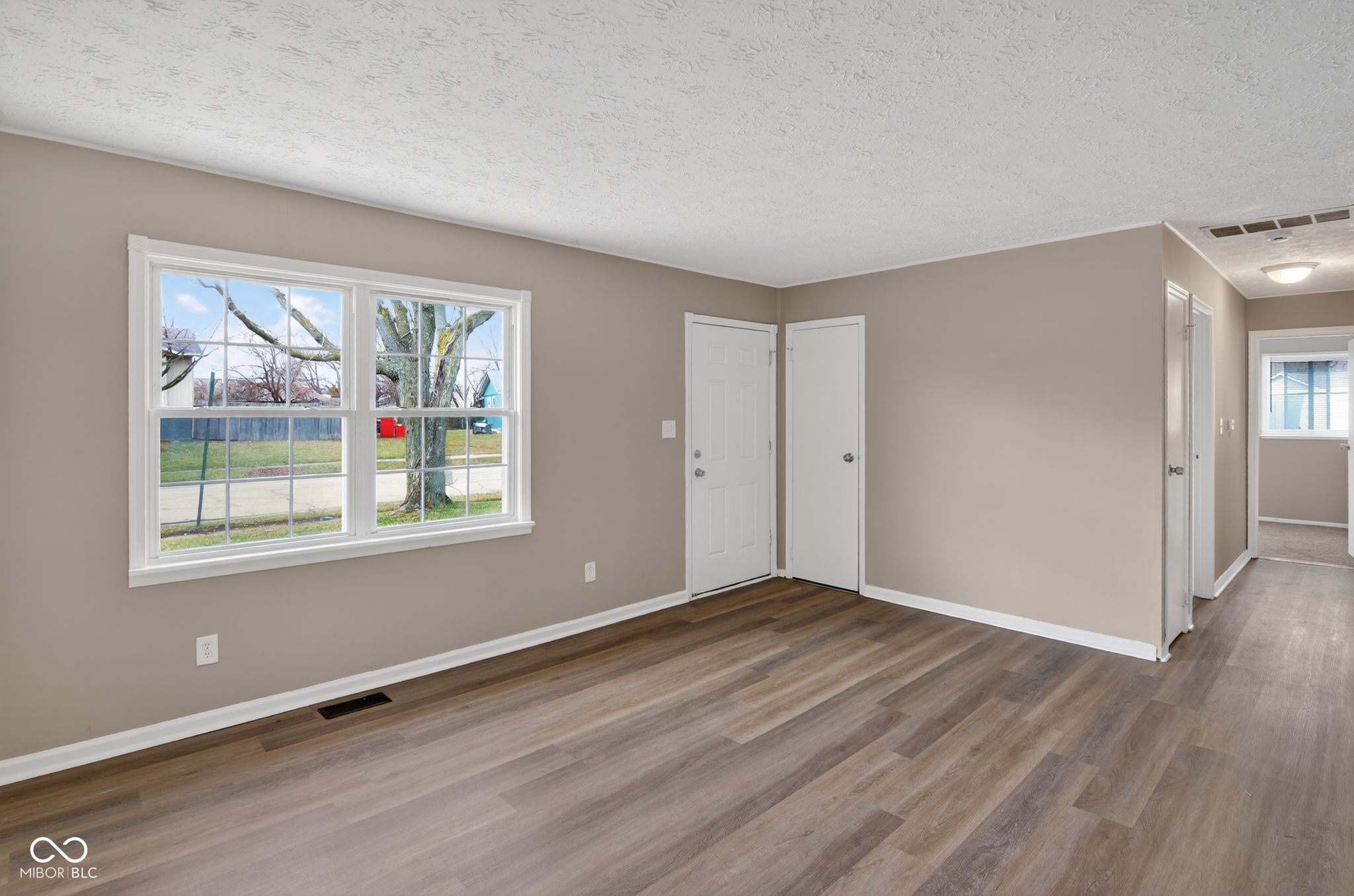 10013 Ridgefield Drive Indianapolis, IN 46235 - Photo 4 of 31