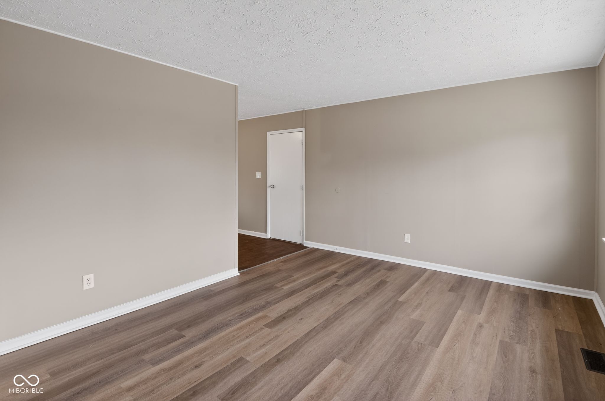 10013 Ridgefield Drive Indianapolis, IN 46235 - Photo 5 of 31